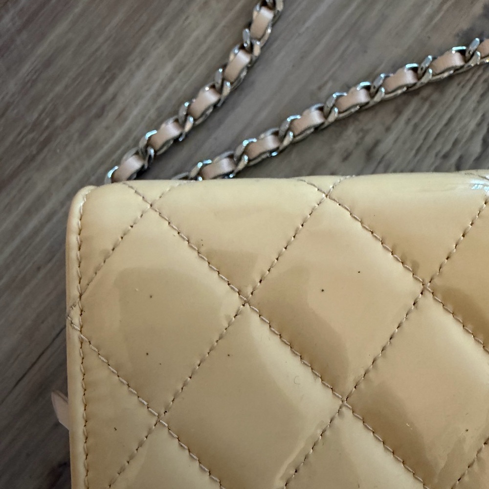 CHANEL Patent Leather WOC Crossbody Flap Bag Beige / Pink - Picture 4 of 16